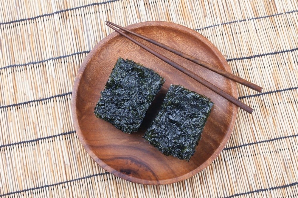 Study: Effect of roasted purple laver (nori) on vitamin B12 nutritional status of plants: a dose-response trial. Image credit: Jeong-Seon/Shutterstock.com Study: Effect of roasted purple laver (nori) on vitamin B12 nutritional status of plants: a dose-response trial. Image credit: Jeong-Seon/Shutterstock.com